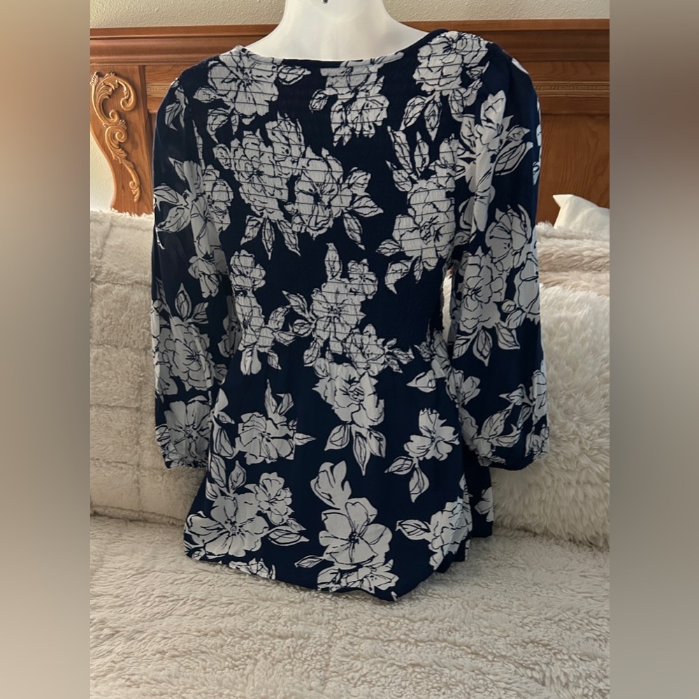 NWT Croft & Barrow Navy Blue White Floral Top SZ S​ - Picture 5 of 16